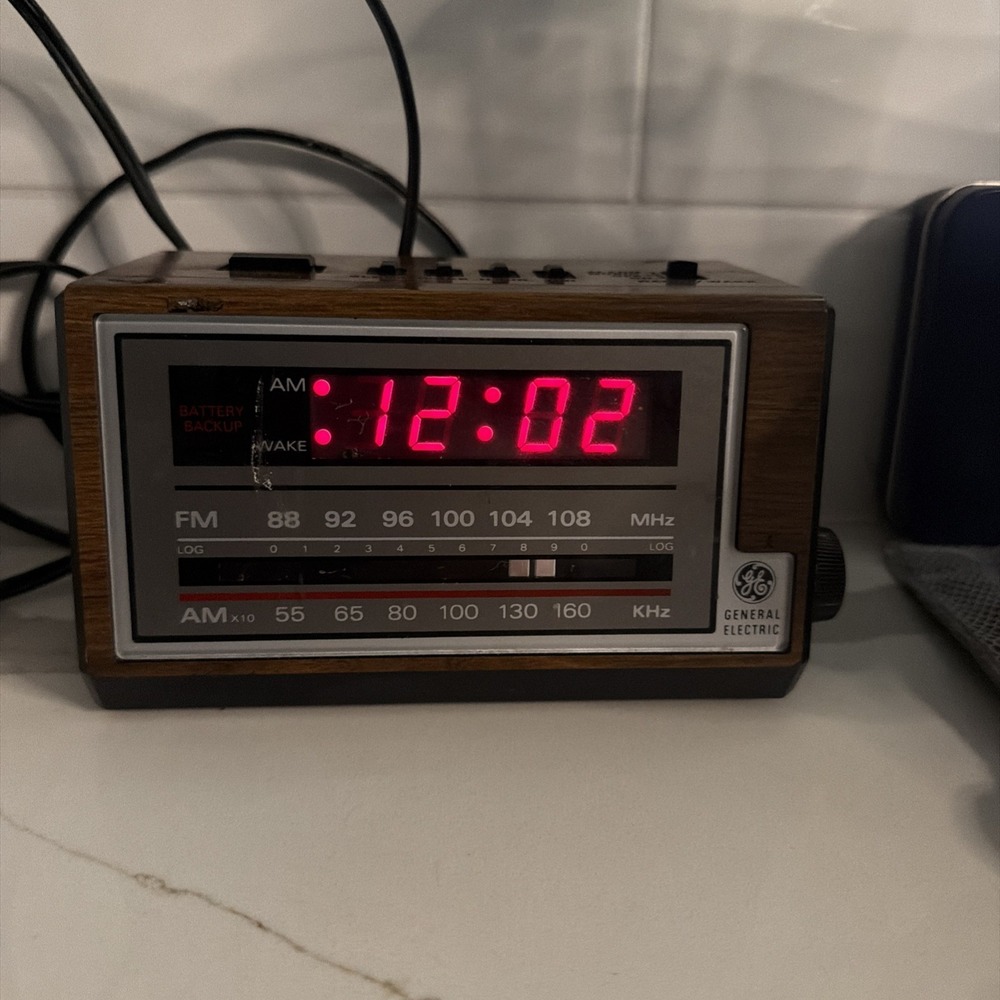 Vintage GE Alarm Clock Radio AM/FM Model 7-4601A Red Display Woodgrain WORKS!